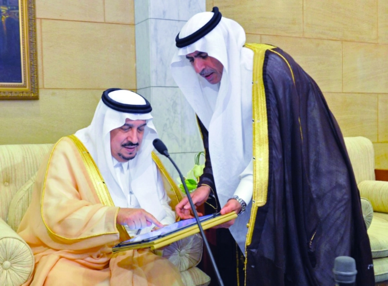 فيصل بن بندر مفتتحا مشروعات الطرق (واس)