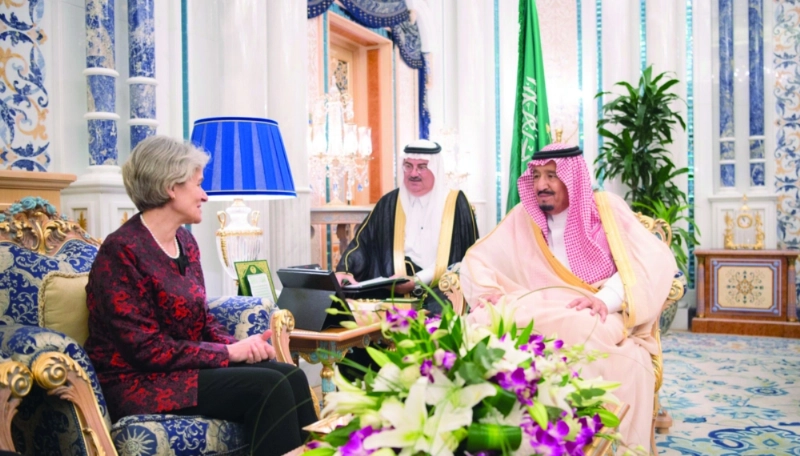 الملك سلمان خلال استقباله إيرينا بوكوفا في جدة أمس (واس)