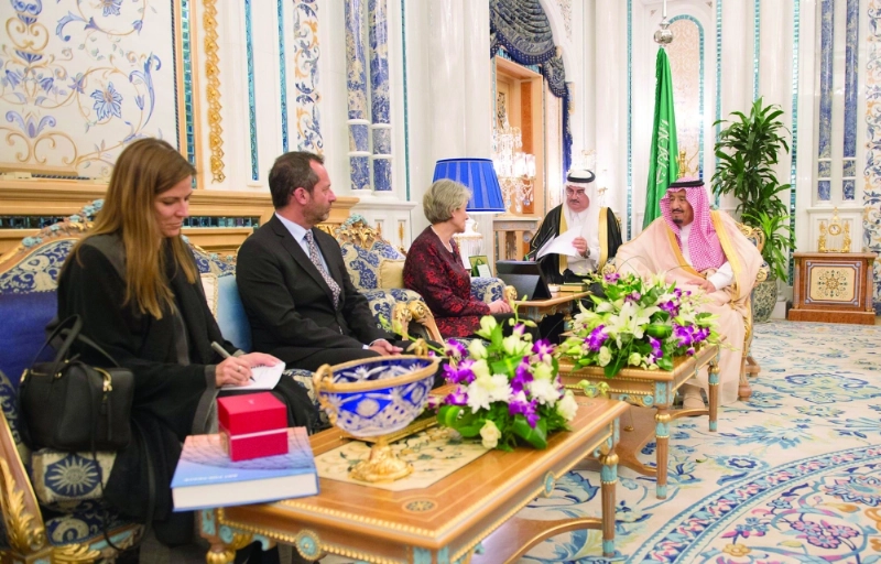 الملك سلمان خلال استقباله إيرينا بوكوفا في جدة أمس (واس)