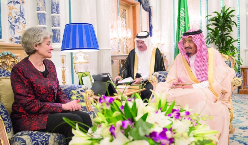 الملك سلمان خلال استقباله إيرينا بوكوفا في جدة أمس (واس)
