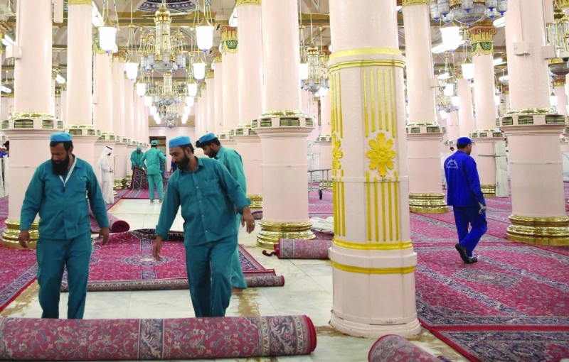 العمالة تضع الفرش الجديد (واس)