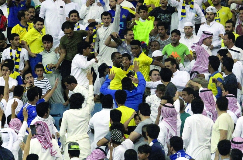 جانب من الاحتكاكات التي حدثت بين الجماهير في المدرجات (نواف الجبني)