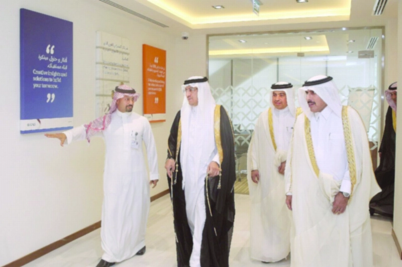 الخليفي أثناء تدشين الفرع (مكة)