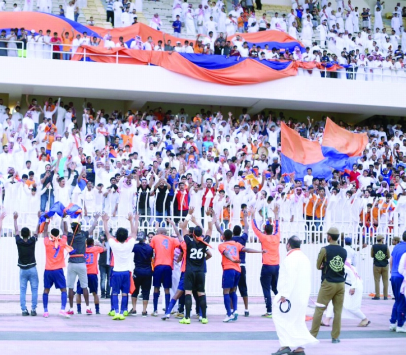لاعبو الفيحاء عقب إعلان صعودهم رسميا (مكة)