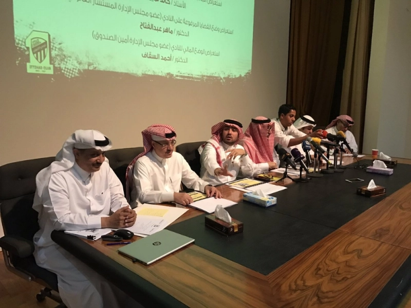 حاتم باعشن وأعضاء إدارته خلال المؤتمر الصحفي (إعلامي الاتحاد)