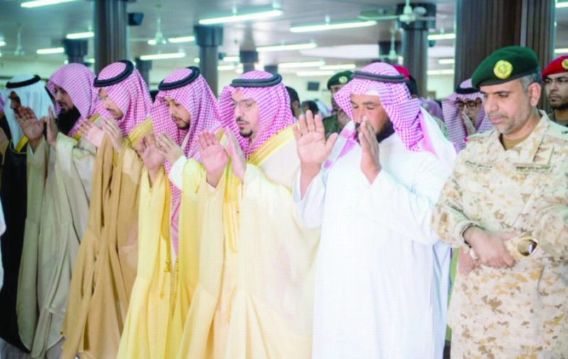 فيصل بن مشعل يؤدي الصلاة على الشهيد المظيبري (واس)