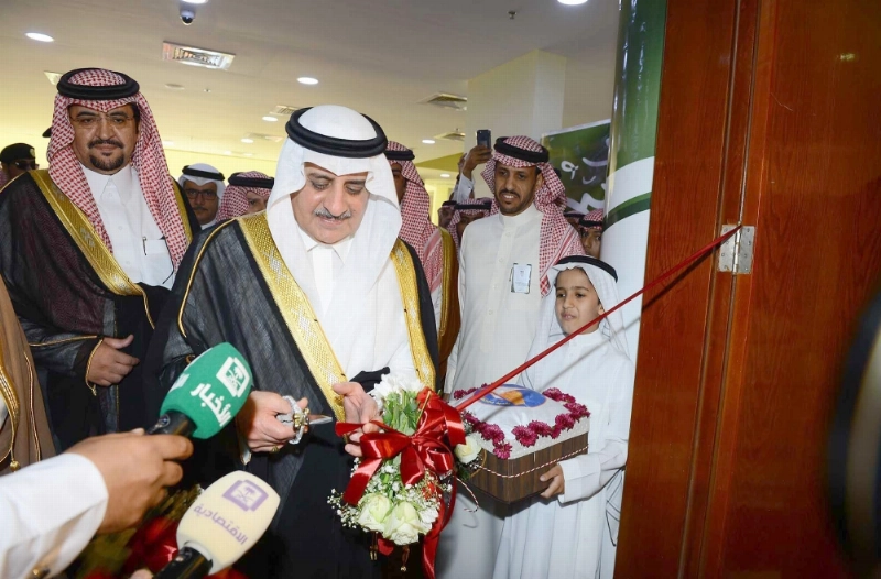 ..ويقص الشريط إيذانا بافتتاح مشروعات الوجه وبداء والمنجور وأبوراكة (واس)