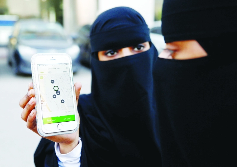 سيدتان أثناء استخدام تطبيق إحدى الشركات بالرياض (مكة)