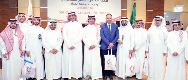 القاسم متوسطا المشاركين في المحاضرة (واس)