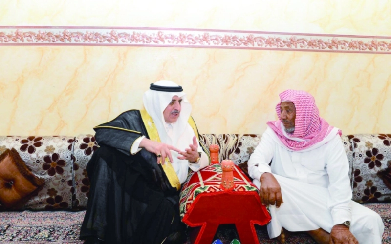 فهد بن سلطان خلال زيارته منزل والد الشهيد الحويطي (مكة)