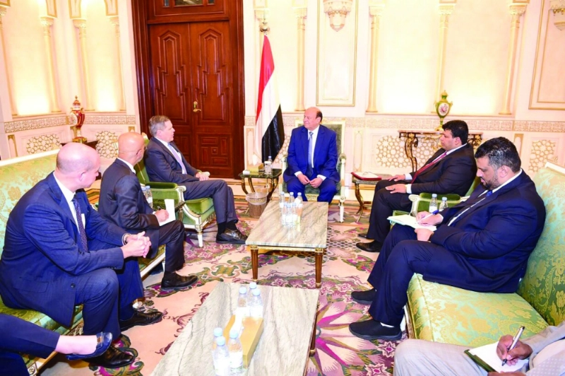 هادي مستقبلا سفير أمريكا لدى اليمن ماثيو تولر بالرياض أمس (سبأ نت)