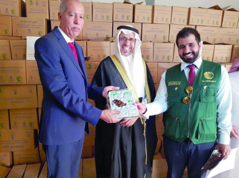 فريق مركز الملك سلمان يسلم حكومة موريتانيا هدية المملكة (واس)