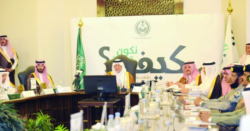 خالد الفيصل لدى رعايته حفل ملتقى مكة الثقافي (محمد يحيى)