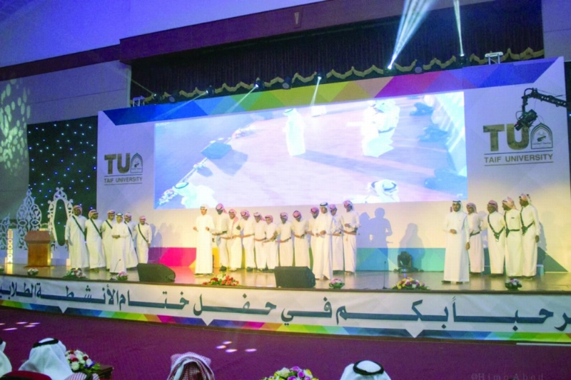 جانب من الحفل الختامي للأنشطة الطلابية (مكة)