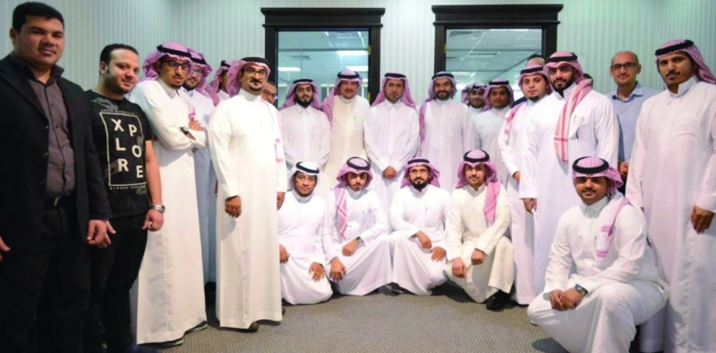 الحقيل والسواحة يتوسطان منسوبي قسم الاتصالات بالوزارة (مكة)