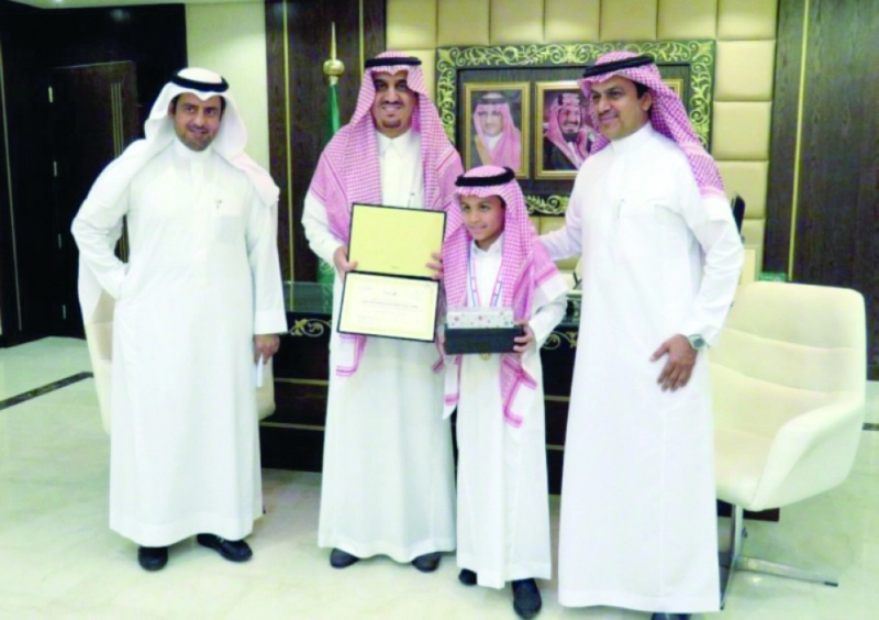 المانع يكرم أحد الطلاب المتميزين (واس)