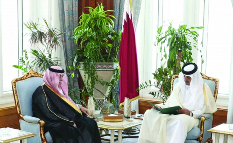 الشيخ تميم بن حمد يتسلم الرسالة من ماجد القصبي (قنا)