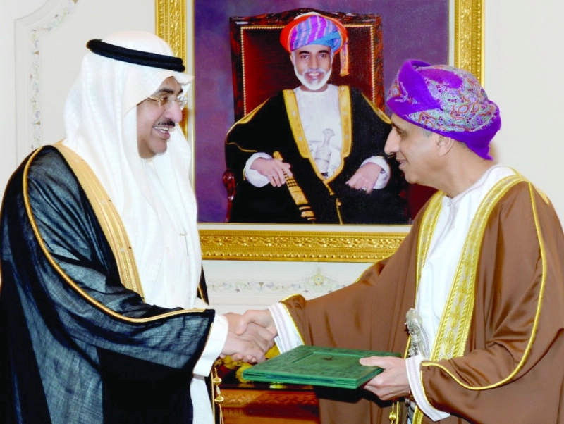عصام بن سعيد يسلم فهد آل سعيد دعوة سلطان عمان (أونا)