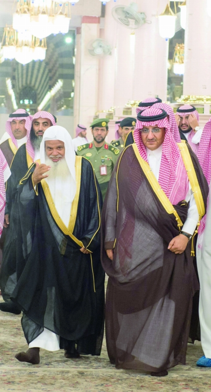 ولي العهد خلال زيارته للمسجد النبوي