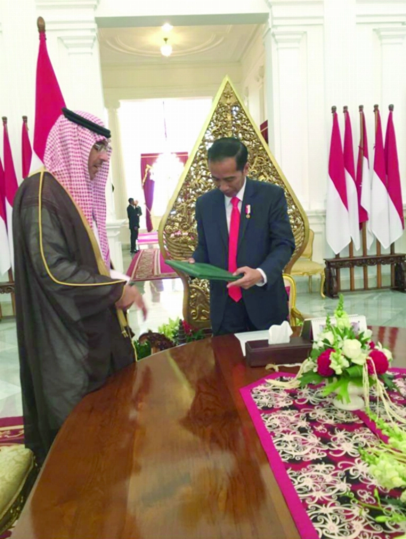 جوكو ويدودو يتسلم الرسالة من عواد العواد (واس)