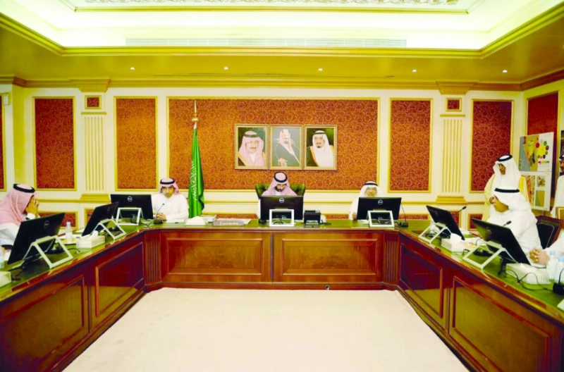 عبدالله بن بندر مطلعا على أعمال الهيئة (واس)