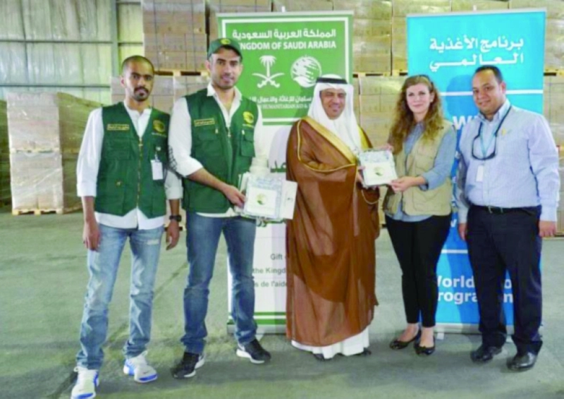 تسليم التمور السعودية لبرنامج الأغذية العالمي بالأردن (واس)