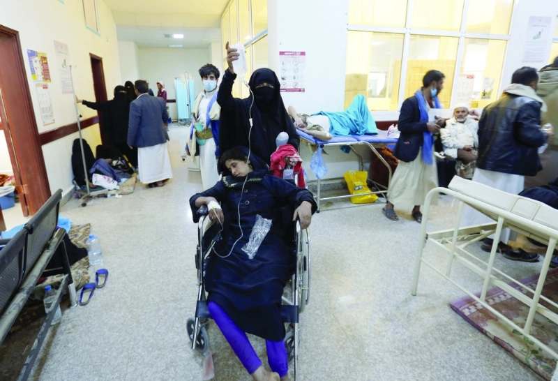 مصابون بالكوليرا يتلقون العلاج إثر انتشار الوباء باليمن (رويترز)