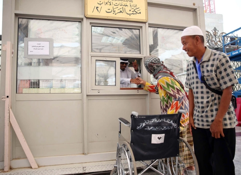 زائرة تطلب عربة من إدارة خدمات الأبواب (واس)