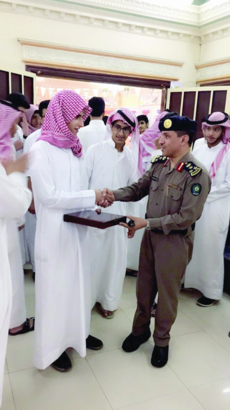 إبراهيم المجماج يسلم أحد الطلاب هدية (مكة)