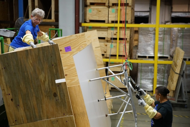 amf_glass_worker