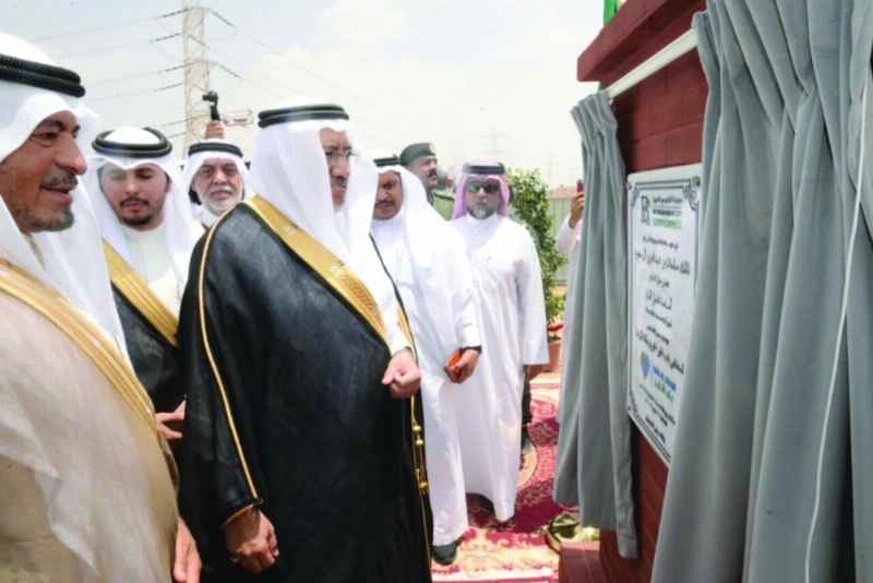 أسامة البار خلال وضع حجر أساس المستشفى (مكة)
