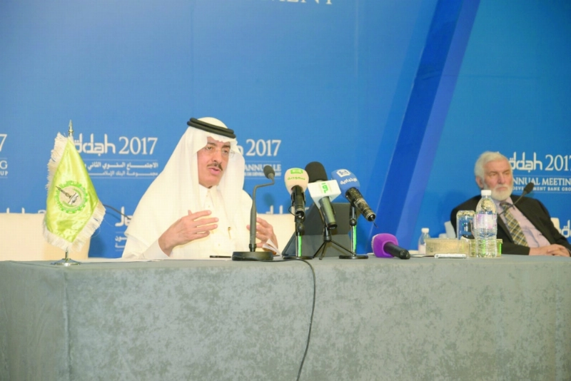 حجار متحدثا في المؤتمر (مكة)