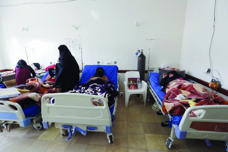 يمنيات يتلقين العلاج من إصابة بالكوليرا في صنعاء (إ ب أ)