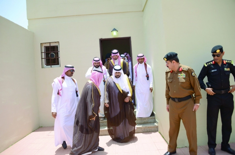 محمد بن عبدالعزيز داخل أحد المنازل