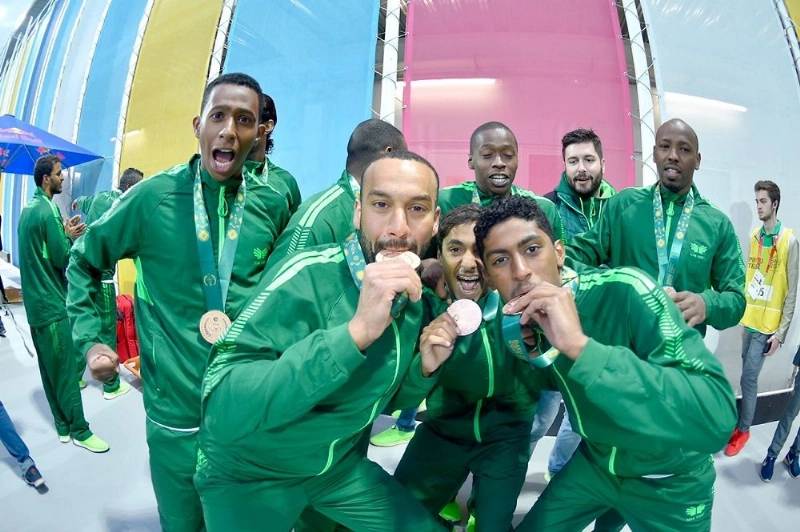 لاعبو منتخب الماء يحتفلون بالميداليات البرونزية (مكة)