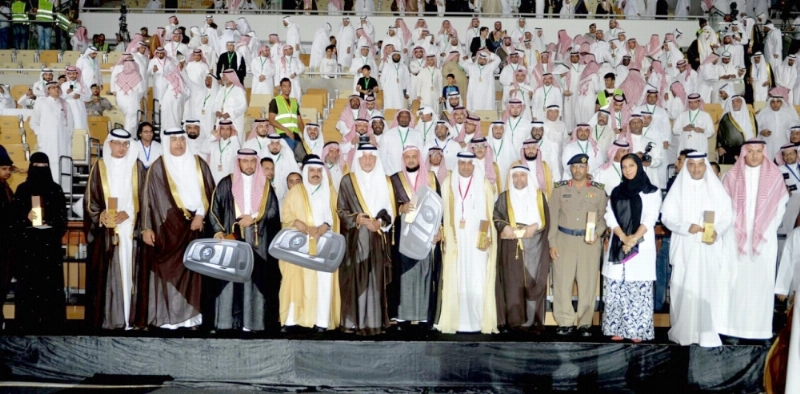خالد الفيصل متوسطا الفائزين