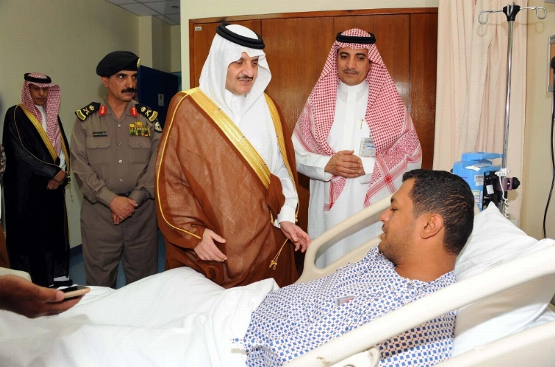 سعود بن نايف خلال زيارته لمصابي رجال الأمن (واس)