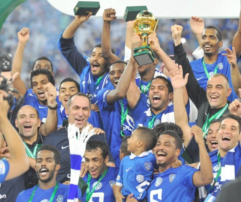 لاعبو الهلال يرفعون كأس الملك موسم 2015