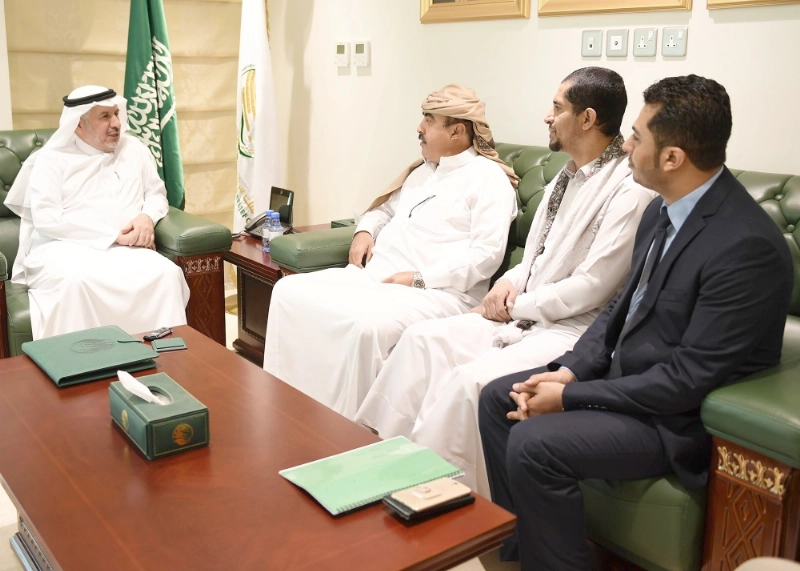 عبدالله الربيعة لدى لقائه محافظ إب أمس بالرياض (واس)