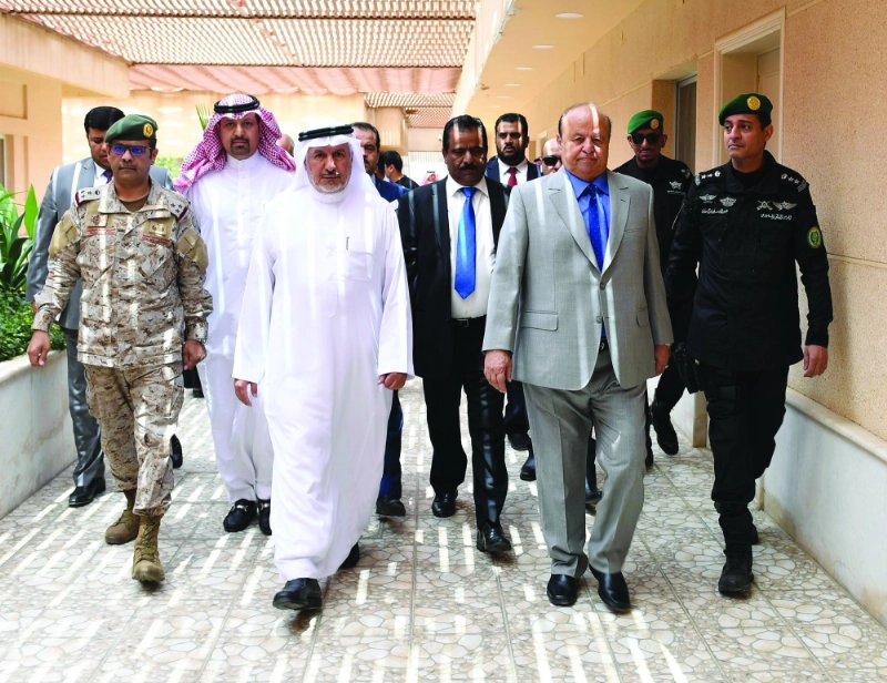 عبدربه هادي لدى زيارته مركز الملك سلمان للإغاثة والأعمال الإنسانية بالرياض (واس)