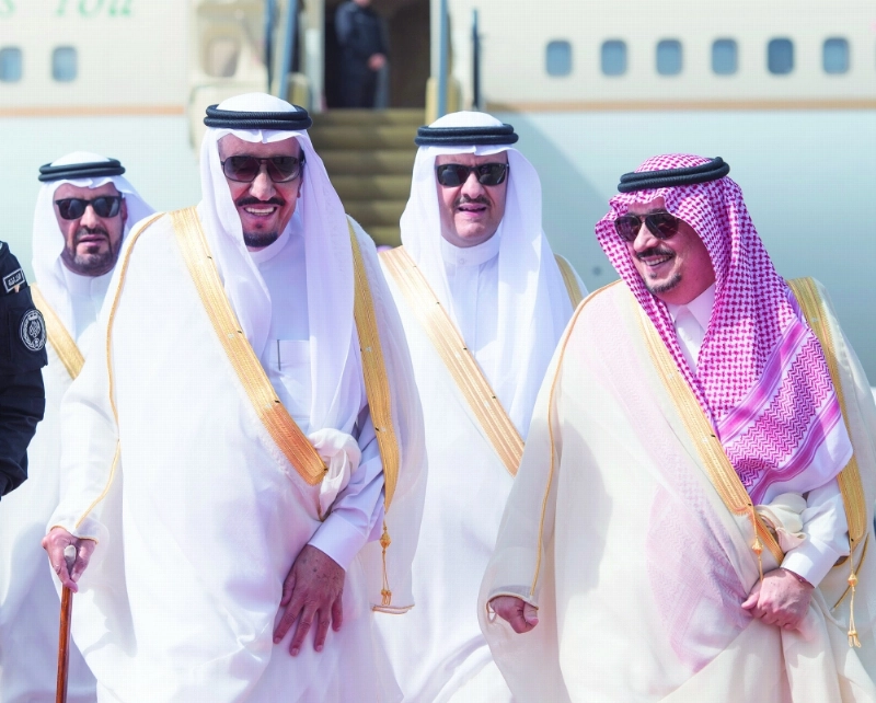 الملك سلمان لدى وصوله الرياض أمس (بندر الجلعود)