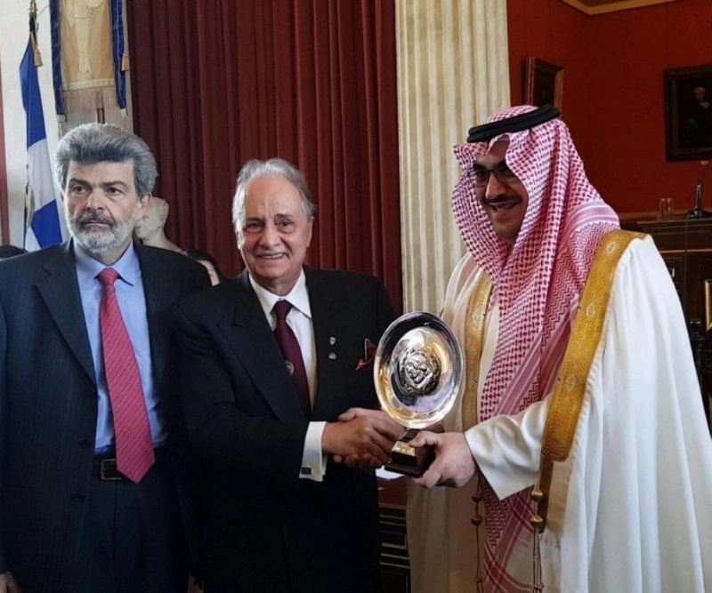نواف بن فيصل خلال تكريمه اليوم (مكة)