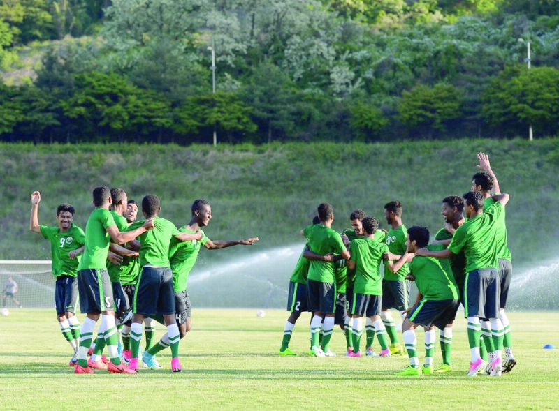 جانب من تدريبات منتخب الشباب أمس (مكة)