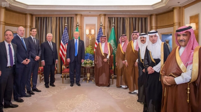 الأمير محمد بن نايف وترمب مع وفديهما في الرياض (واس)