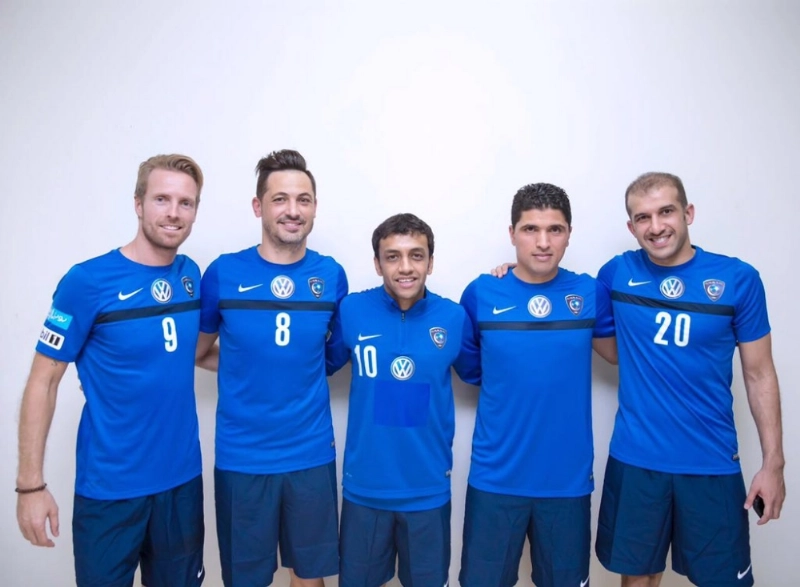 الشلهوب يتوسط أجانب الهلال السابقين (إعلامي الهلال)