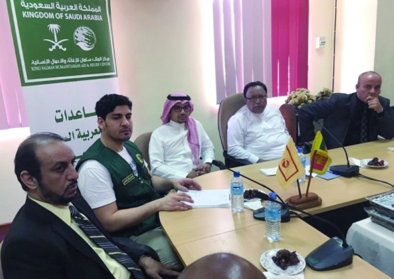 فريق مركز الملك سلمان خلال تسليمه هدية المملكة إلى سريلانكا (واس)