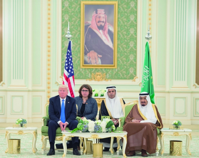 الملك سلمان وترمب خلال مراسم التوقيع (بندر الجلعود)