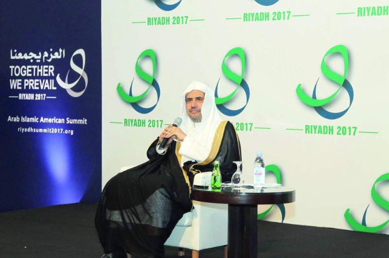 العيسى في حلقة نقاش عن التطرف بالرياض أمس (واس)