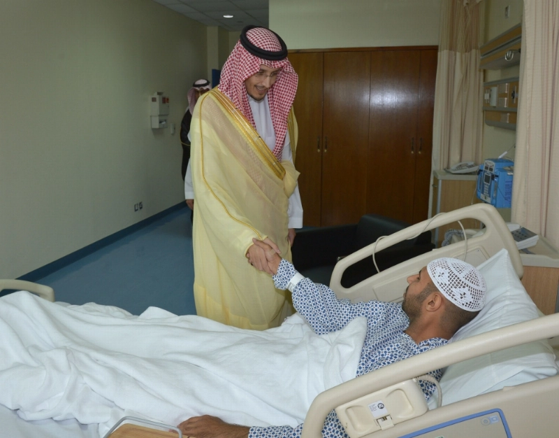 أحمد بن فهد خلال زيارته لرجال الأمن المصابين (مكة)