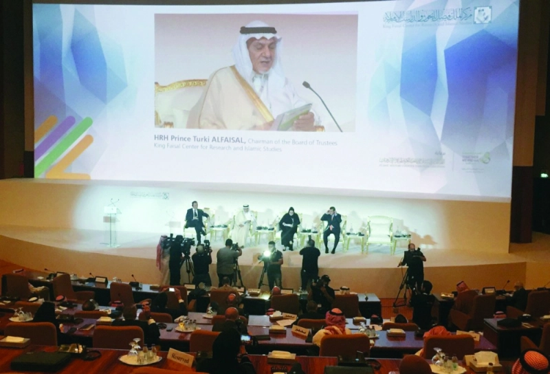 تركي الفيصل يتحدث في منتدى مكافحة التطرف بالرياض أمس (مكة)